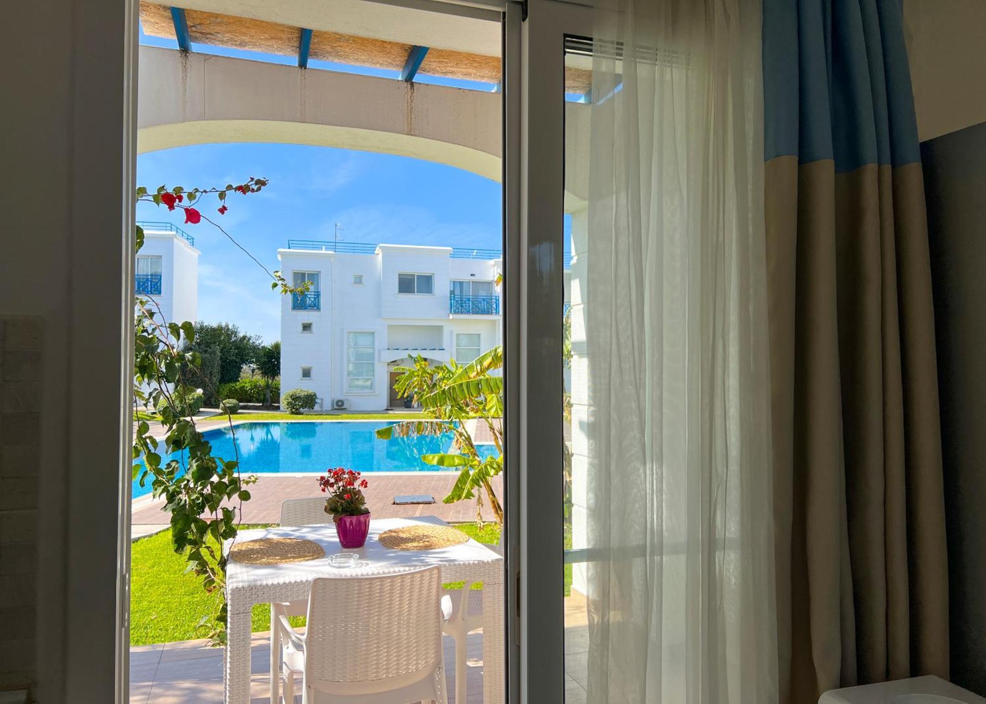Garden Loft Apt With Pool In Alsancak Kyrenia Кирения Екстериор снимка